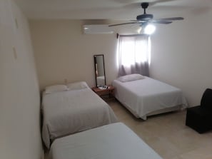 Familien-Dreibettzimmer | Badezimmer | Dusche, Regendusche, kostenlose Toilettenartikel, Handtücher