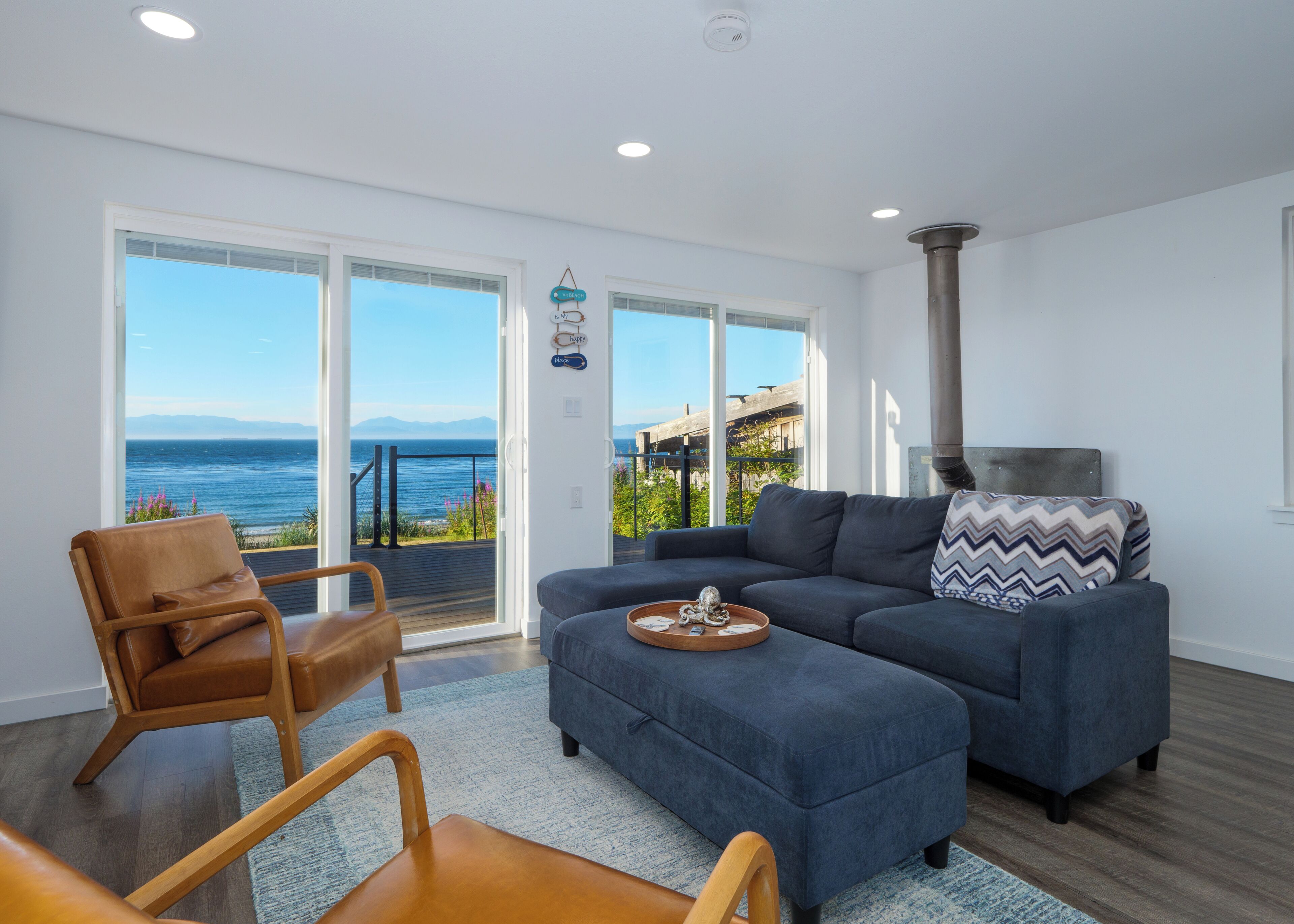 Smart TV, chimenea y monitor de computadora 