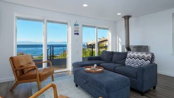 Smart TV, fireplace, computer monitors