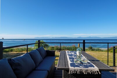 Modern Oceanfront Retreat: Private Beach & Unobstructed Strait Juan de Fuca!