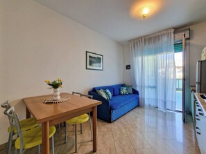 Appartement, 1 chambre, balcon, vue ville | Salle de séjour