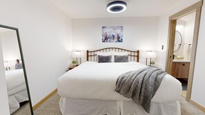 1 bedroom, iron/ironing board, WiFi, bed sheets - Hearthstone Lodge #332 (Sun Peaks)