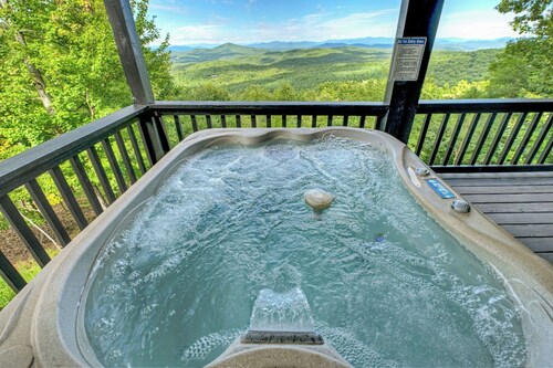 Mountain Views Elevate Hot Tub Soaks, Coffee Sips, Firepit S'mores & Fun Games - Eagles View Ridge