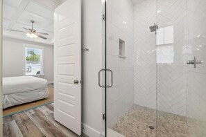 Combined shower/tub, hair dryer, towels - Private Pool, 30A Life in PCB, Laguna Beach Pearl (Panama City Beach)
