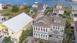 Zona residencial con casas, piscina y muelle.
