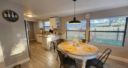 Stylish! 3 bedroom duplex -minutes from the beach