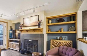 Fernseher, Kamin, Tischfußball, Tischtennisplatte