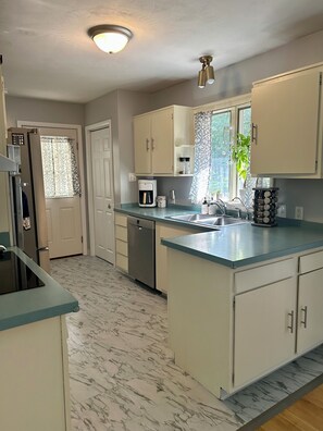 ثلاجة، ميكروويف، فرن، موقد طهي مسطح