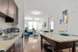 Fridge, microwave, oven, stovetop - Tampa Tropical-Heated Saltwater Pool-10 Min to TPA (Tampa)