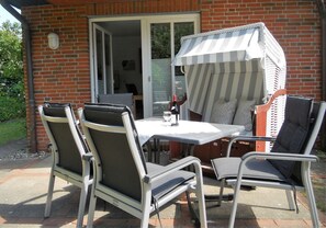 Outdoor dining - Feldstraße 15b, Whg. 7, "friesenperle 7" - Ferienwohnung im Zentrum von Wyk, 3- Zimmer auf Ca.45m² (Wyk auf Föhr)