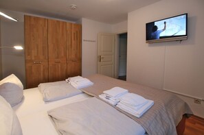 2 bedrooms, iron/ironing board, WiFi