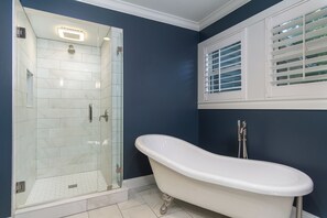 Badewanne, Haartrockner, Handtücher
