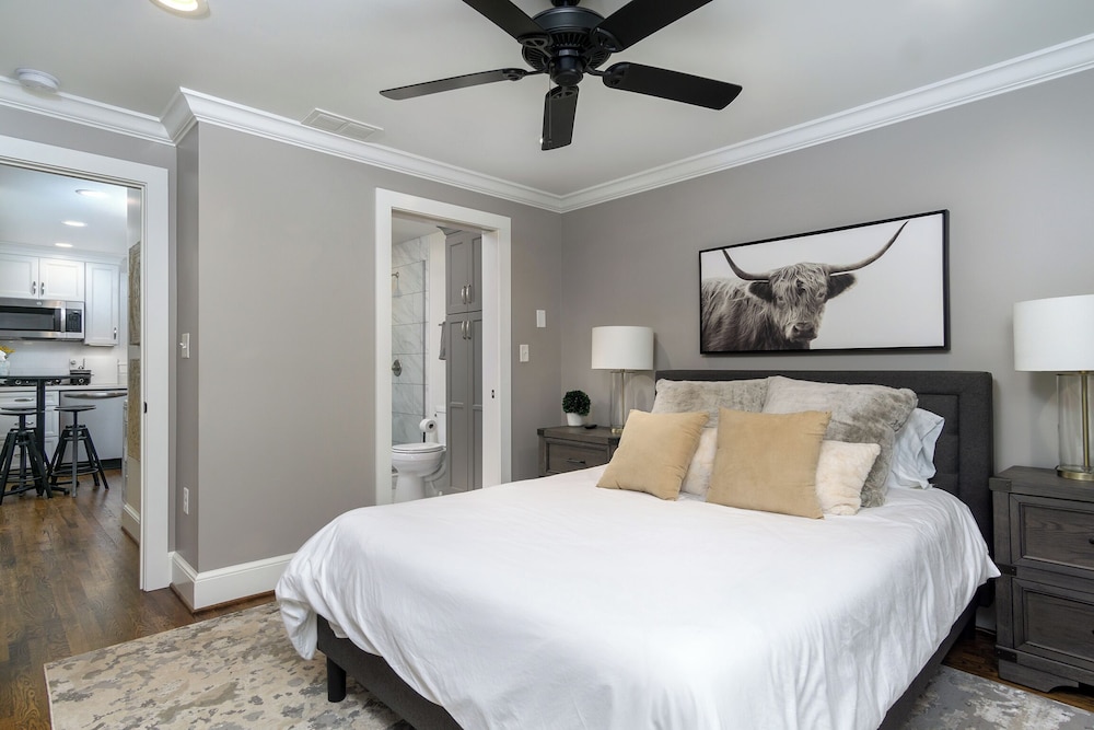 View Street Retreat Pet Friendly, Fenced Yard, Walk to Town! Black Mountain Vrbo