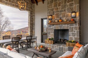 Outdoor dining - Antler Trail Lodge - Luxury Awaits, Views, 4 King Suites, Firepit, Hot Tub (Boone)