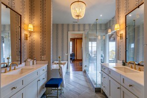 Bathtub, hair dryer, towels - Antler Trail Lodge - Luxury Awaits, Views, 4 King Suites, Firepit, Hot Tub (Boone)