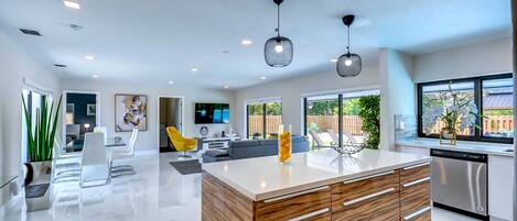 Smart TV, table tennis, stereo