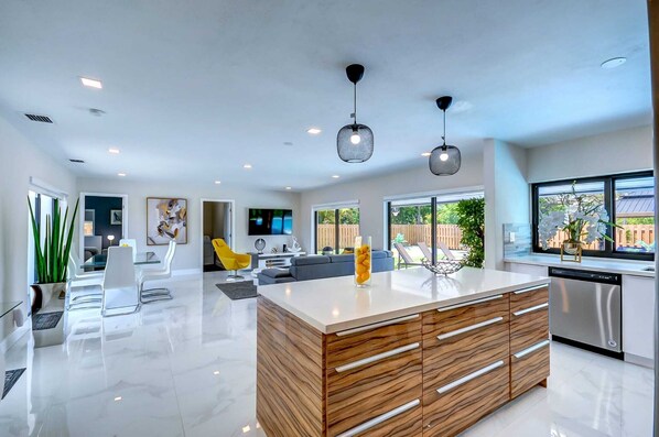 Smart TV, ping pong, stereo