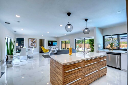 Tropical Miami/Heated pool/Basketball Court/Pin Pong Table/Patio Chess/Mini Golf