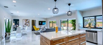 Tropical Miami/Heated pool/Basketball Court/Pin Pong Table/Patio Chess/Mini Golf