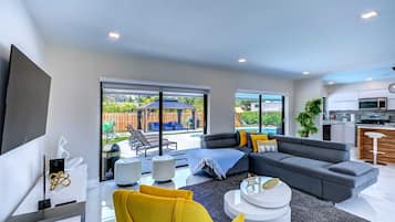 Smart-tv, ett bordtennisbord och en stereo