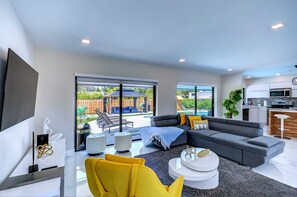 Smart TV, ping pong, stereo