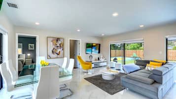 Smart-tv, ett bordtennisbord och en stereo