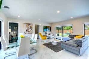 Smart TV, ping pong, stereo