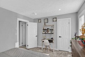 2 bedrooms, in-room safe, desk, iron/ironing board