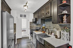 Fridge, microwave, oven, stovetop - 2-bedroom vacation home just a 13-minute walk to Jack Frost Mountain Resort (Blakeslee)