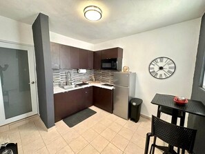 Refrigerador, microondas, horno y parrilla de estufa 