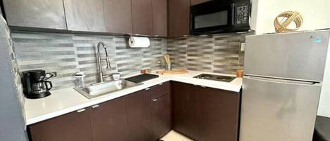 Een koelkast, een magnetron, een oven, een kookplaat