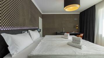 2 bedrooms, desk, WiFi