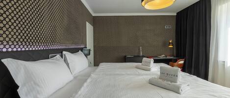 2 bedrooms, desk, WiFi