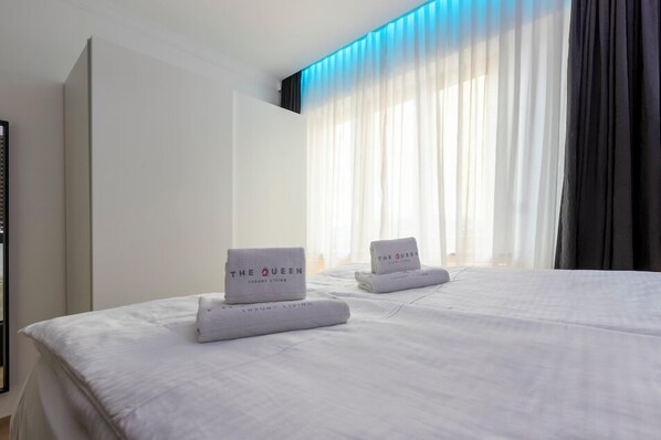 2 bedrooms, desk, WiFi