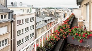 Un edificio residenziale con diversi balconi, alcuni adornati con fioriere.