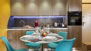Una cocina moderna con zona de comedor.
