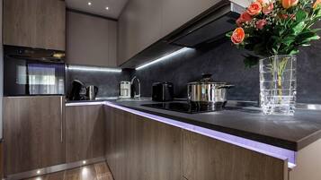 Geladeira, micro-ondas, fogão, cooktop