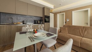 Une cuisine moderne avec un coin repas, un canapé et une porte.