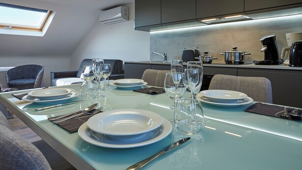 Una cocina moderna con comedor listo para una comida.