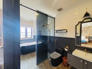 Luxury Room | Bathroom | Combined shower/tub, deep soaking tub, hydromassage showerhead