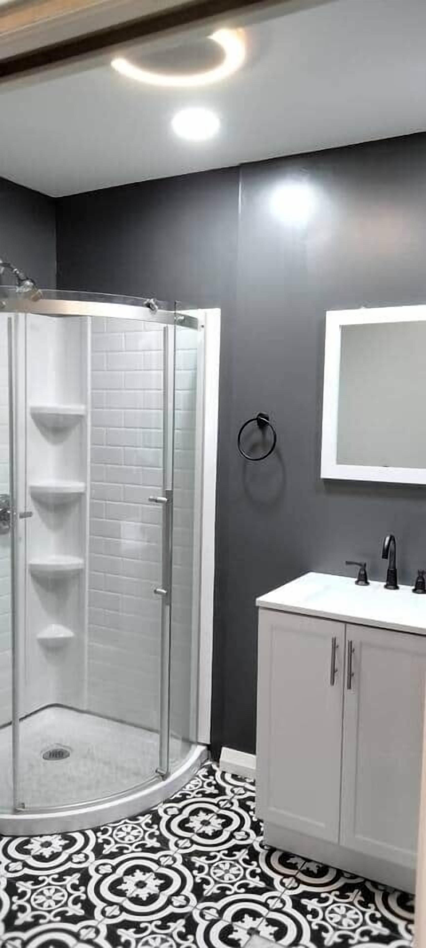 Sèche-cheveux, serviettes fournies, savon, papier toilette