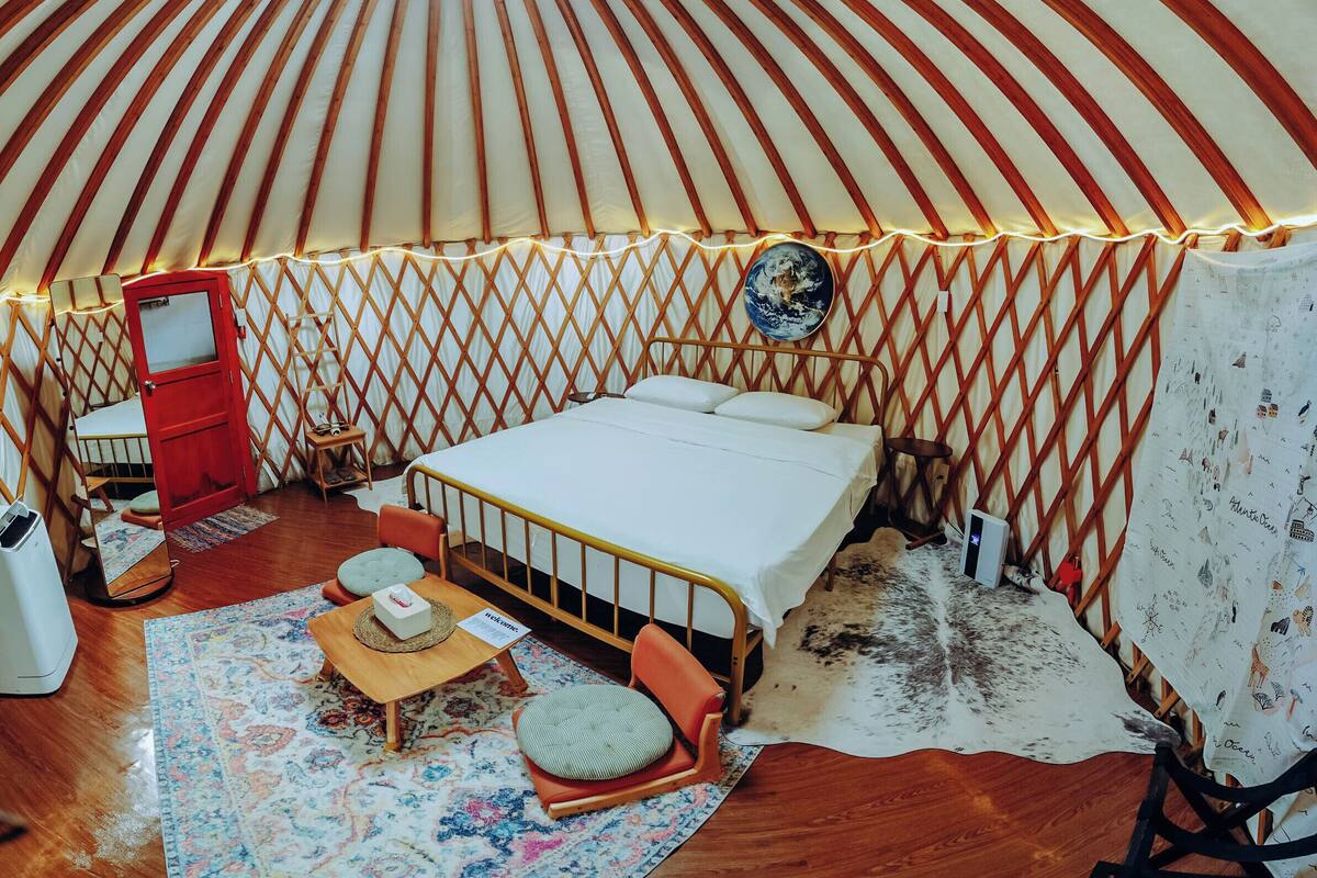 Yurt 5 | 高档床上用品、记忆海绵床垫、客房内保险箱、笔记本电脑工作区