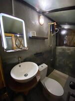 Ducha, artículos de tocador gratuitos, secador de pelo, pantuflas