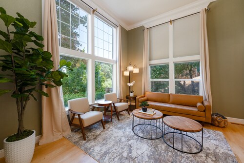 Luxury Home walking distance to Downtown