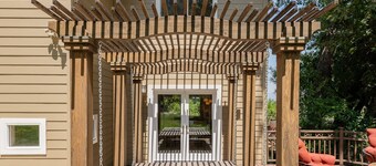 Luxury Home walking distance to Downtown