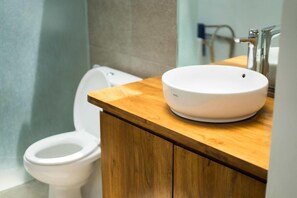 Shower, hair dryer, bidet, towels - Villa for rent, beautiful villa, great location in Seminyak Bali (seminyak)