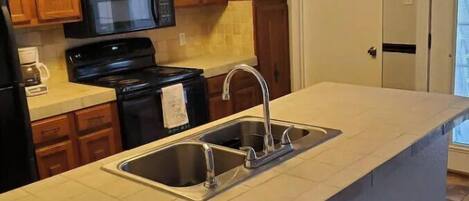 Jääkaappi, mikroaaltouuni, uuni, liesi