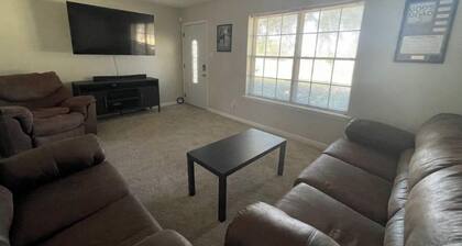 Spacious 2 bedroom End Unit Townhome in Prime location