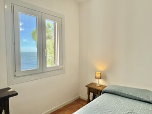 2 bedrooms, iron/ironing board - ROD. Incredible views of Canyelles Petites (Roses)