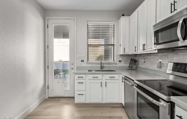 Kühlschrank, Mikrowelle, Ofen, Herdplatte